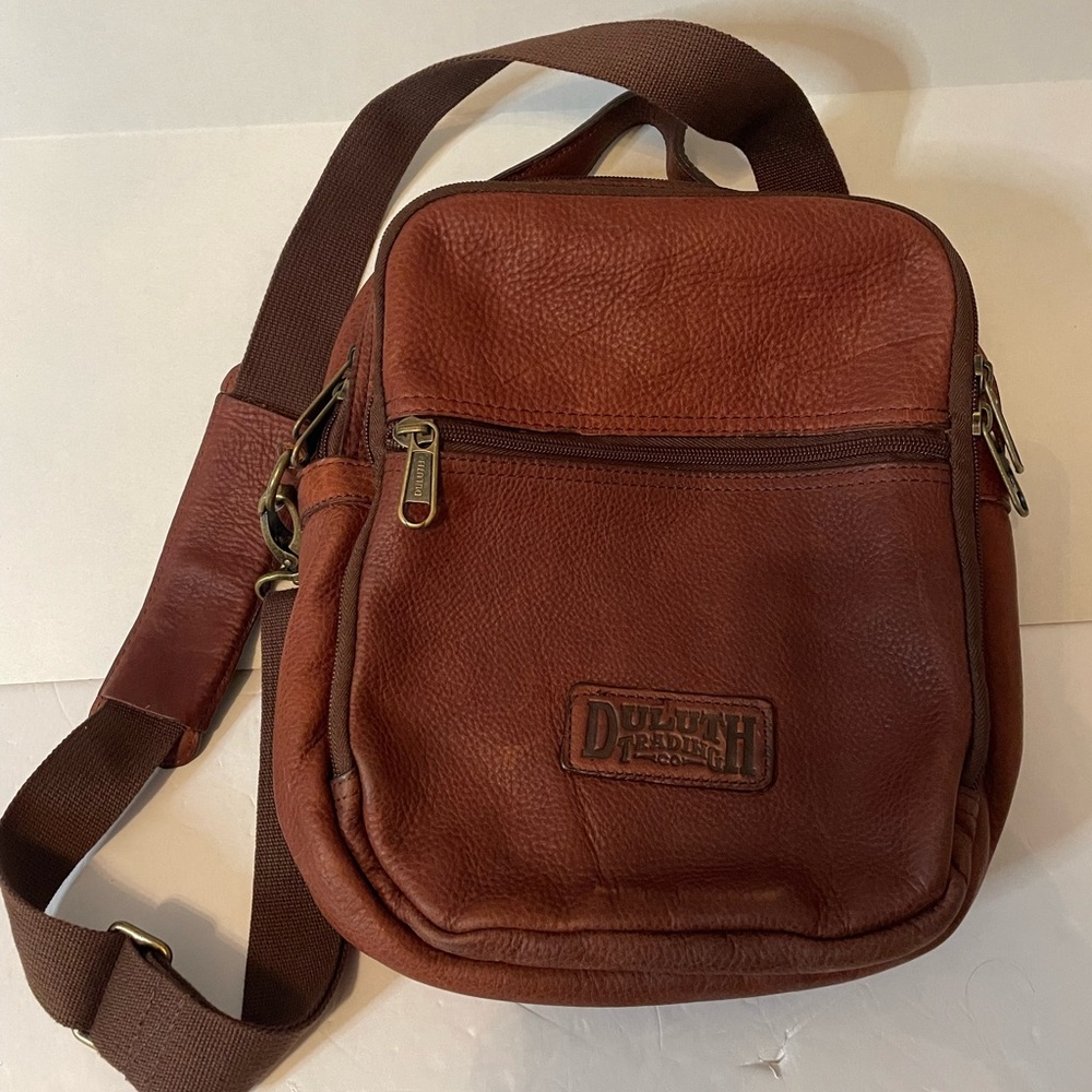 Duluth Trading Co Lifetime Leather Travel Bag Multi Zip Pocket Crossbody Brown